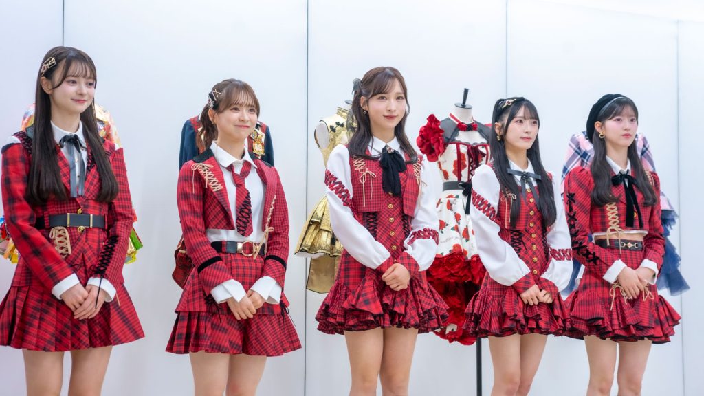 「AKB48 大衣装展 -時代を彩った装跡-」取材会より伊藤百花、倉野尾成美、小栗有以、佐藤綺星、八木愛月(写真左から)