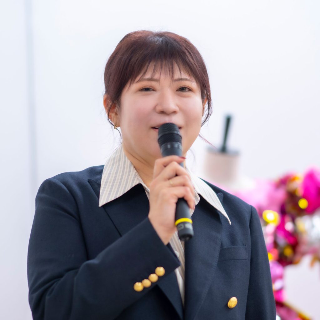 「AKB48 大衣装展 -時代を彩った装跡-」取材会よりオサレカンパニー茅野しのぶ氏