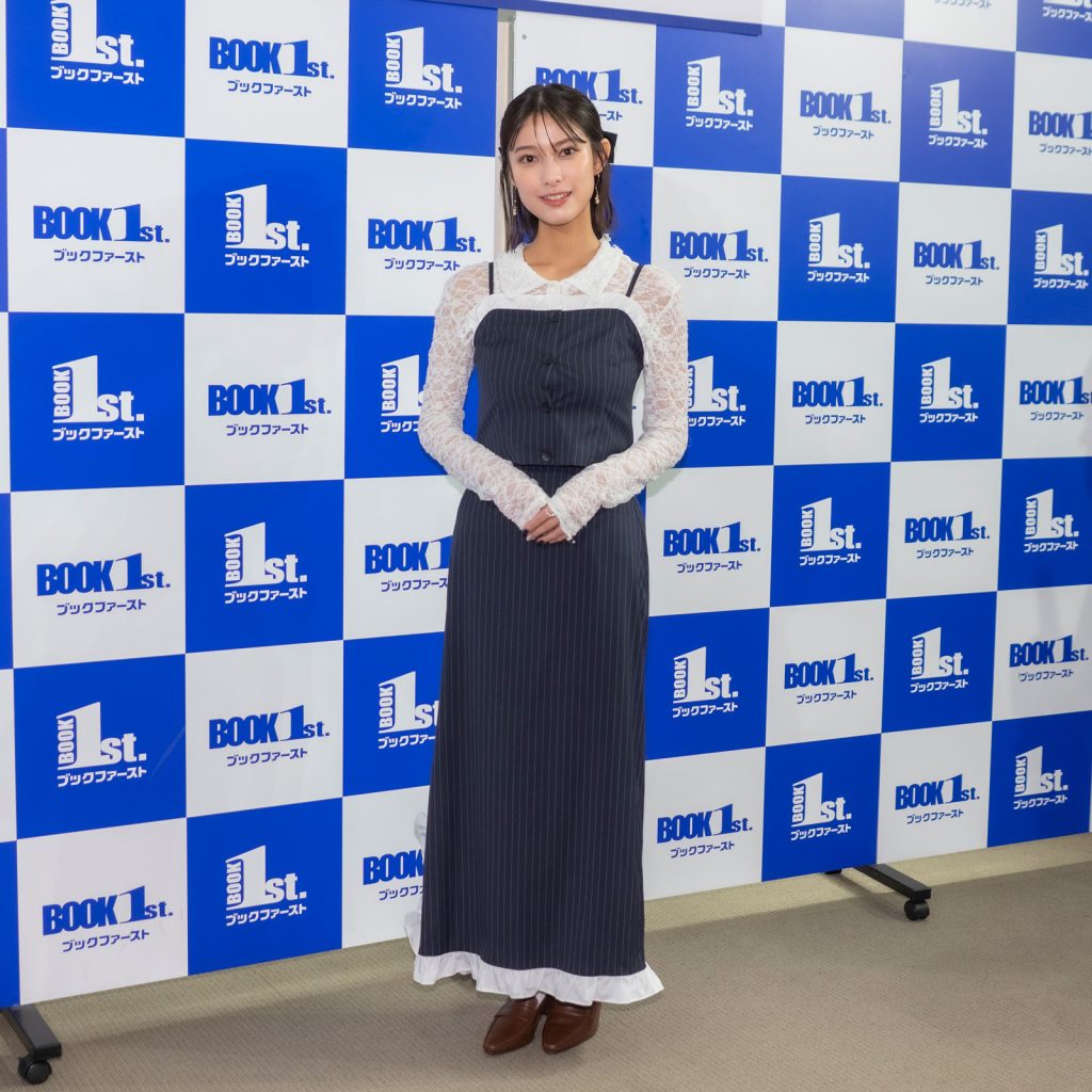 玉田志織が3rd写真集「Into The Light」発売記念取材会に出席