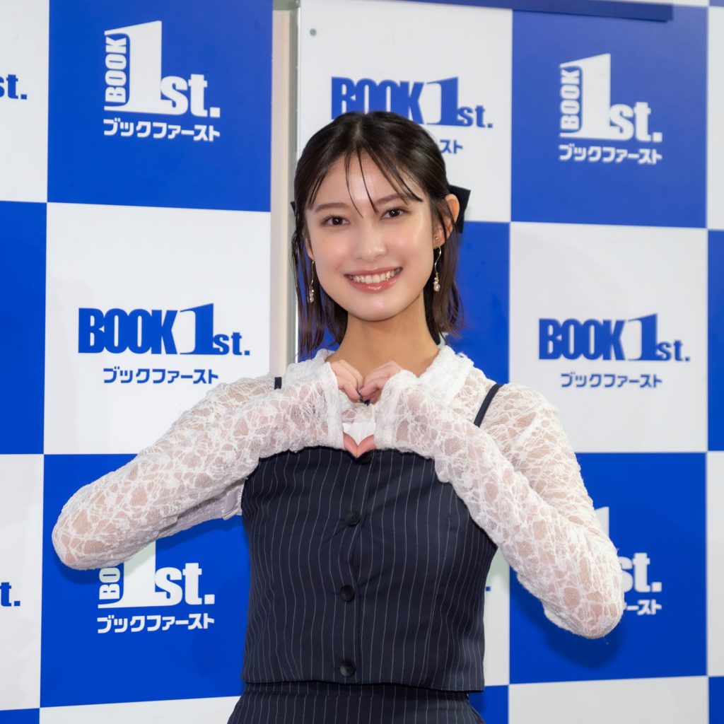 玉田志織が3rd写真集「Into The Light」発売記念取材会に出席