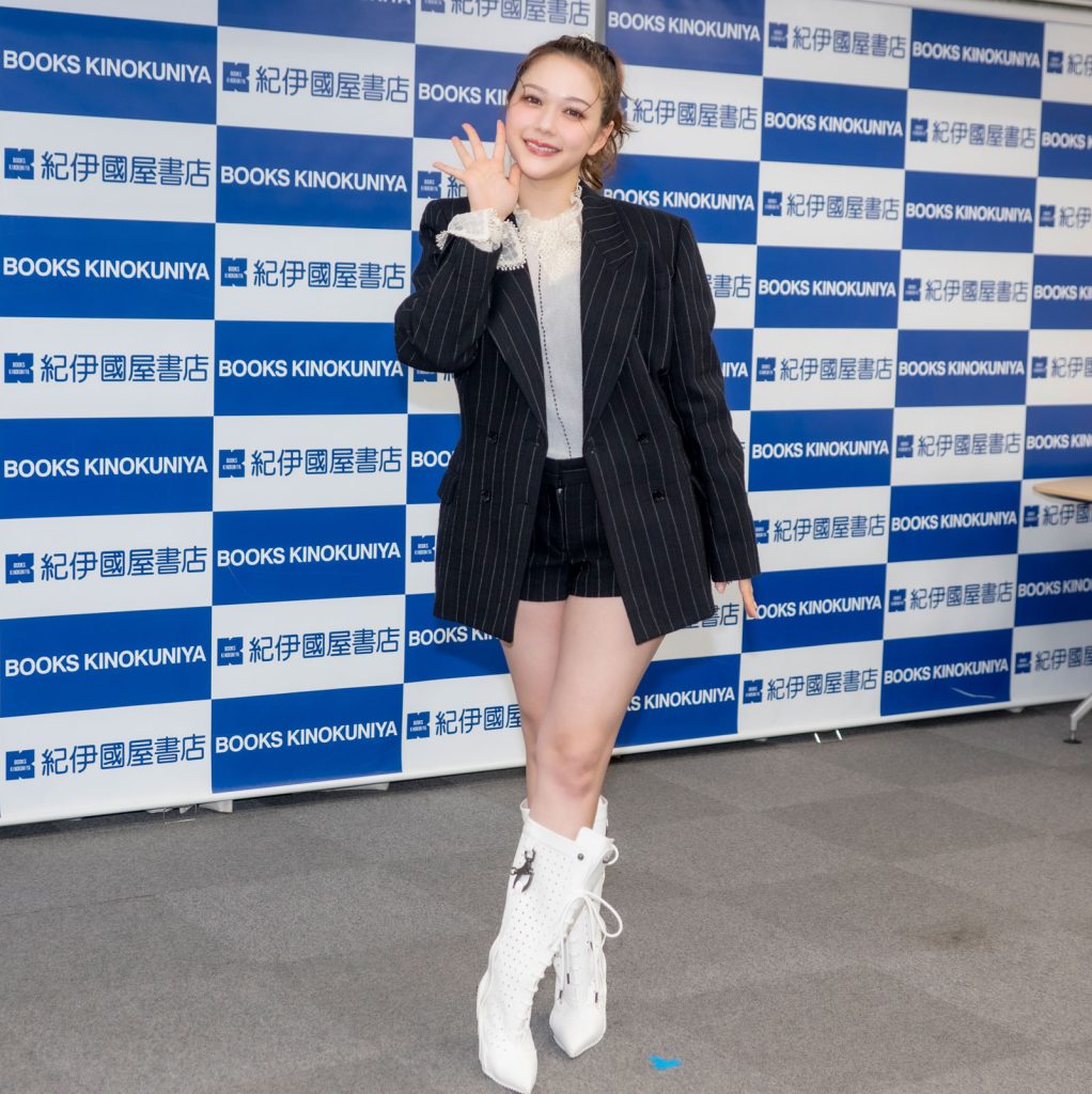 村重杏奈が『ViVi』表紙記念取材会に出席