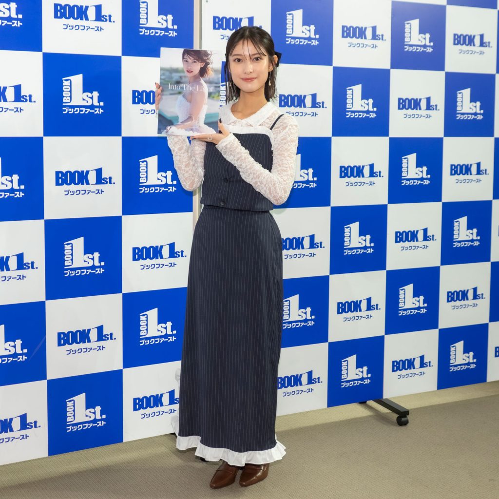 玉田志織が3rd写真集「Into The Light」発売記念取材会に出席