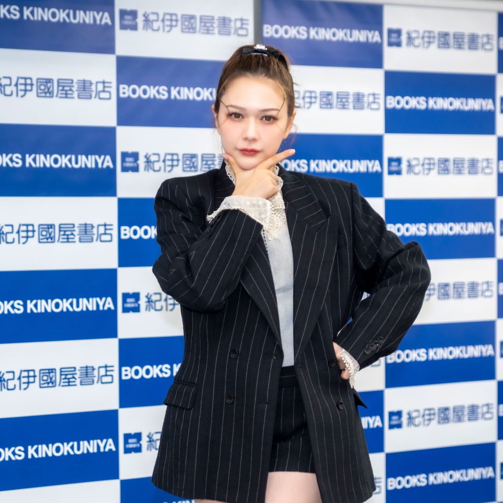 村重杏奈が『ViVi』表紙記念取材会に出席