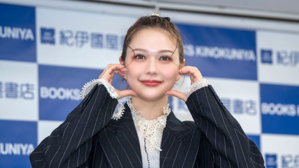 村重杏奈が『ViVi』表紙記念取材会に出席