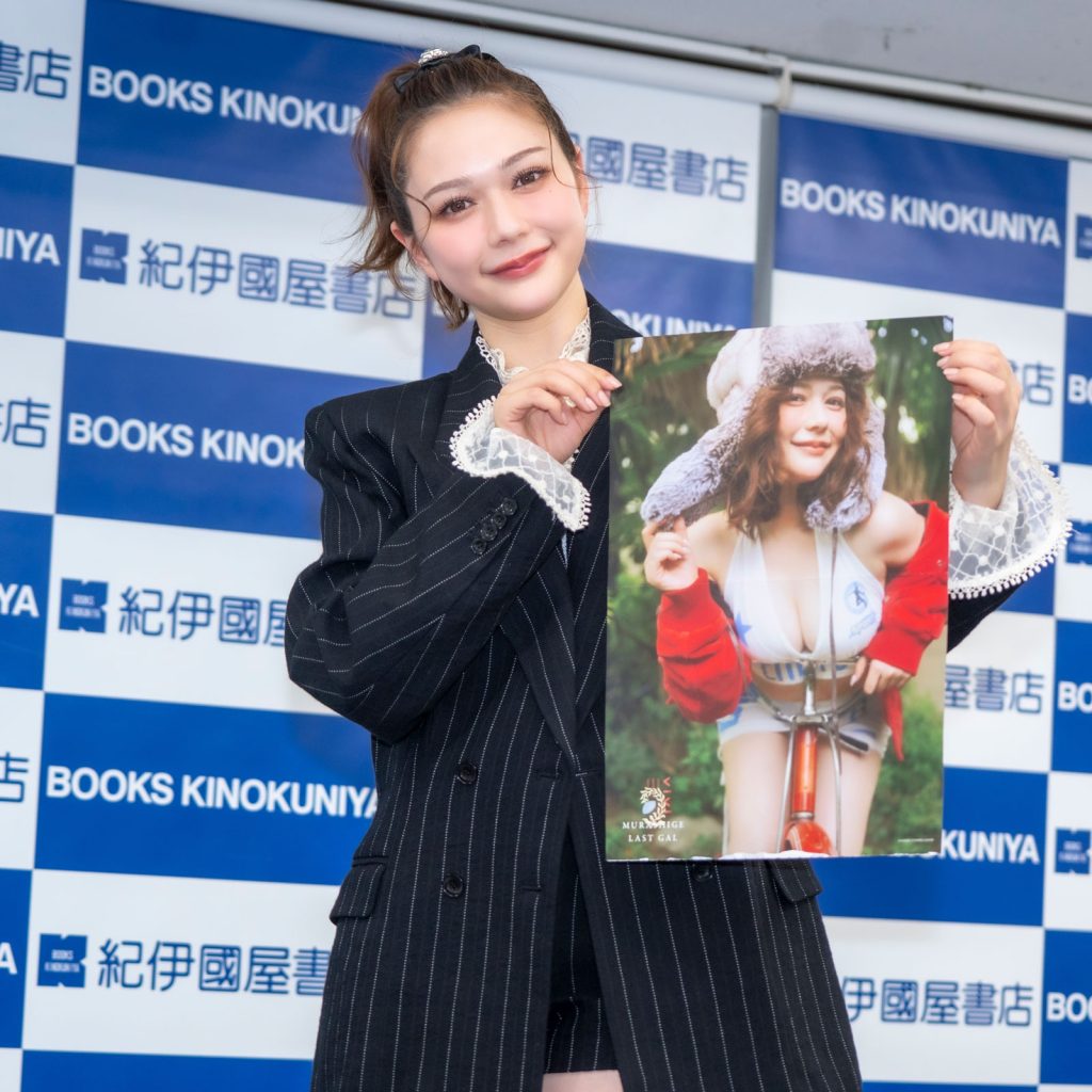 村重杏奈が『ViVi』表紙記念取材会に出席