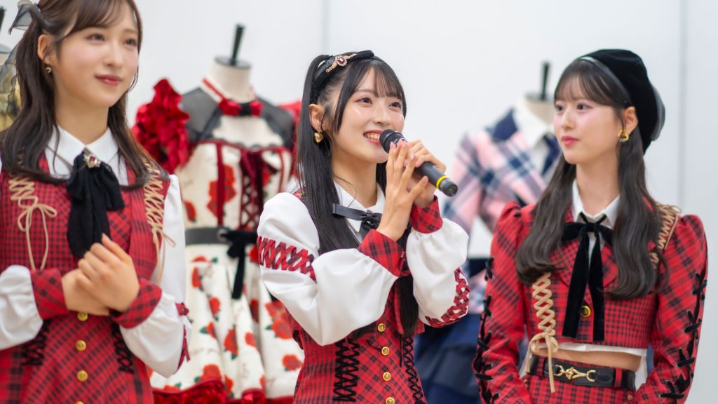 「AKB48 大衣装展 -時代を彩った装跡-」取材会より小栗有以、佐藤綺星、八木愛月