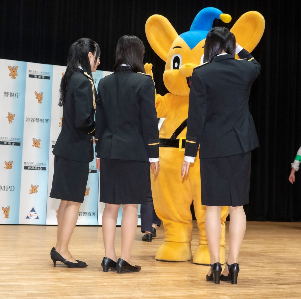 『令和7年 全国地域安全運動 渋谷区民のつどい』より、ピーポくんと談笑する(?)Rain Treeの3人
