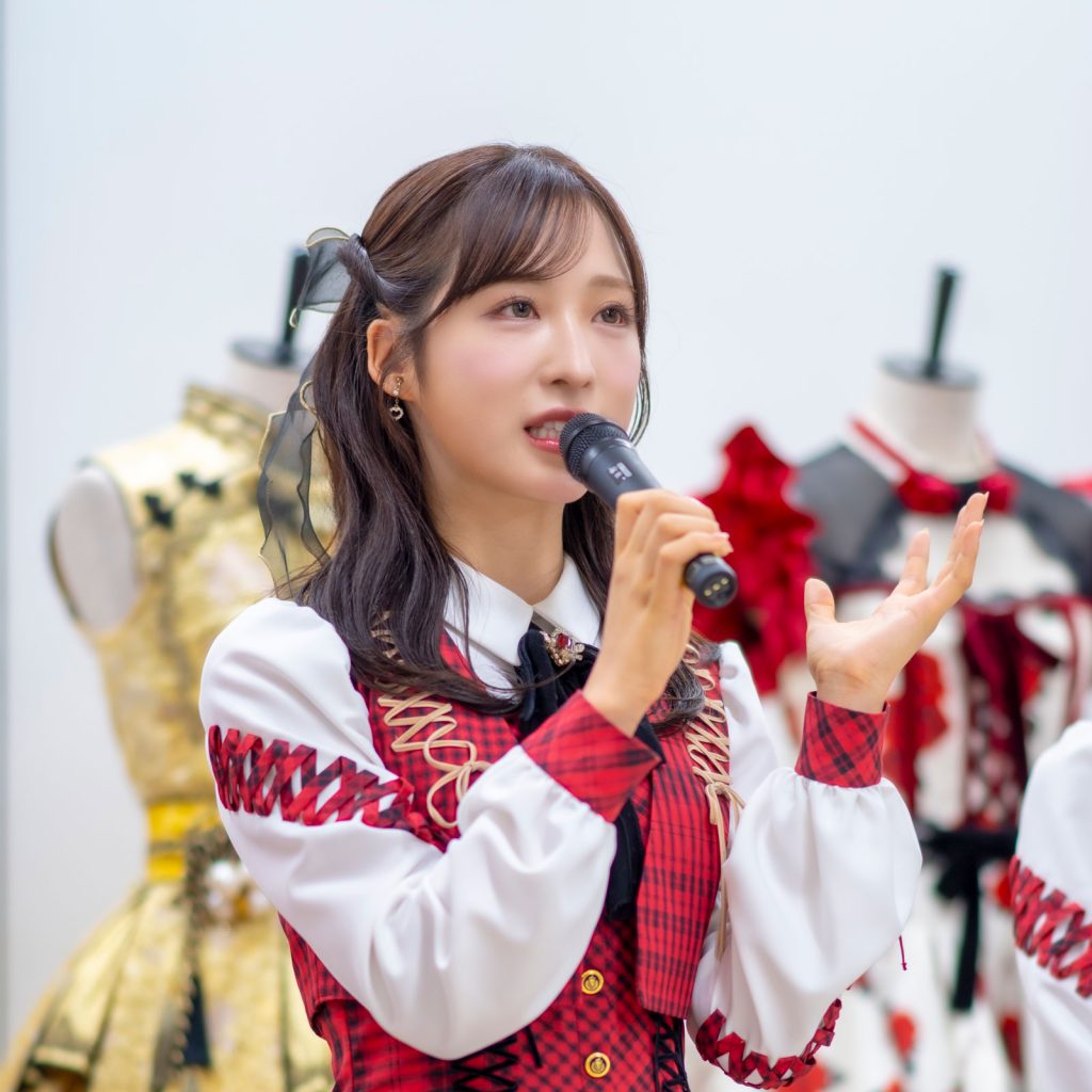 「AKB48 大衣装展 -時代を彩った装跡-」取材会より小栗有以