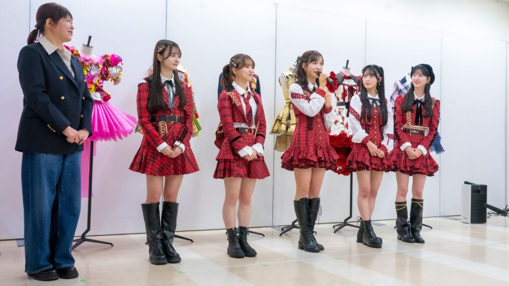 「AKB48 大衣装展 -時代を彩った装跡-」取材会よりオサレカンパニー茅野しのぶ氏、伊藤百花、倉野尾成美、小栗有以、佐藤綺星、八木愛月(写真左から)