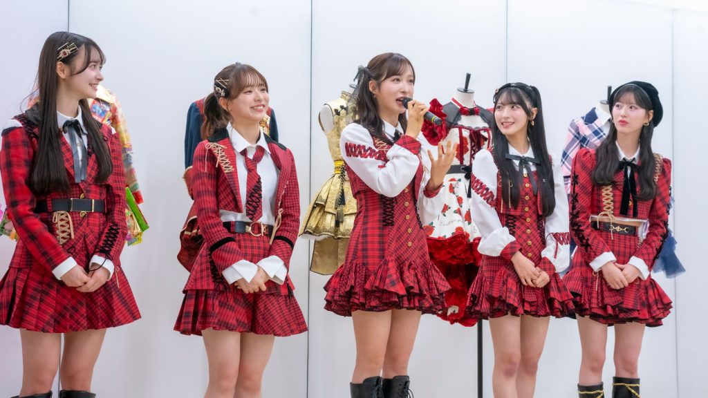 「AKB48 大衣装展 -時代を彩った装跡-」取材会より伊藤百花、倉野尾成美、小栗有以、佐藤綺星、八木愛月(写真左から)