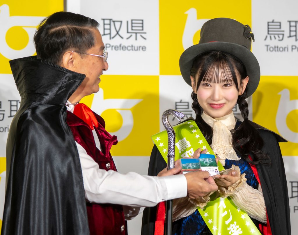 「鳥取ハロウィン楽しみ大使」就任発表会に出席した平井伸治鳥取県知事から名刺を渡されるAKB48・徳永羚海