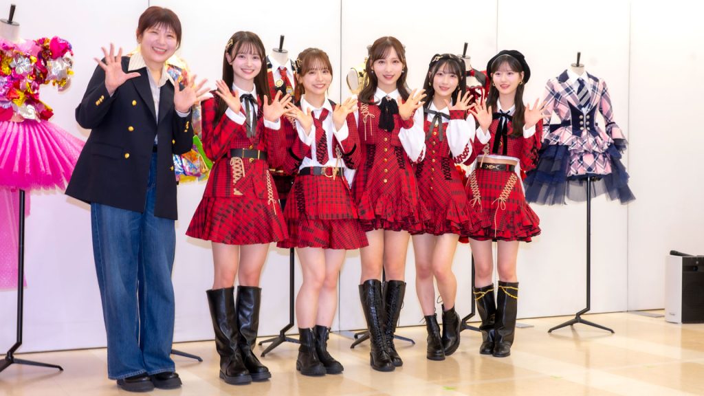 「AKB48 大衣装展 -時代を彩った装跡-」取材会よりオサレカンパニー茅野しのぶ氏、伊藤百花、倉野尾成美、小栗有以、佐藤綺星、八木愛月(写真左から)