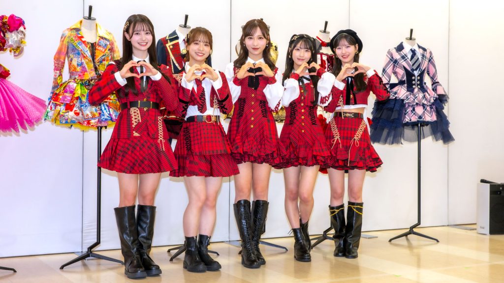 「AKB48 大衣装展 -時代を彩った装跡-」取材会より伊藤百花、倉野尾成美、小栗有以、佐藤綺星、八木愛月(写真左から)