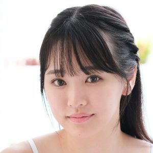 人気アイドルグループのメンバー、際どい水着姿でグラマラスボディーをアピール