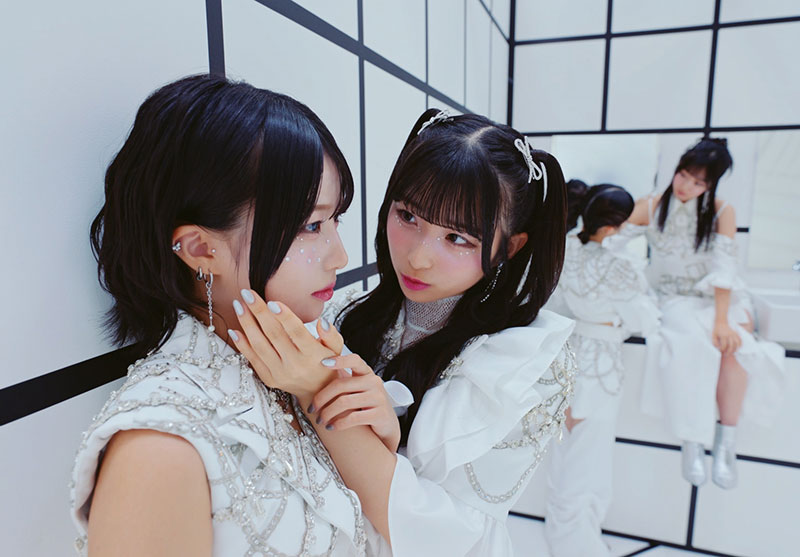 WHITE SCORPIONの2nd MINI ALBUMリード曲「Corner of my heart」MVよりNAVIとCHOCO