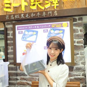 AKB48山内瑞葵らメンバー6人、お店のユニフォームに着替えて“コラボ商品”販売を手伝い