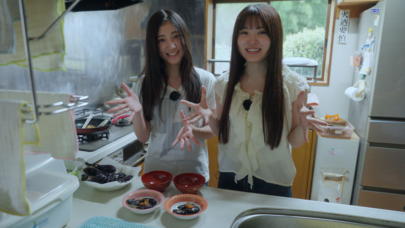 白米が炊き上がるまでの間、「キュウリの冷やし汁」「ナスの揚げびたし」作りにも挑戦