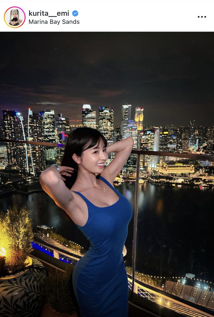 シンガポールの美しい夜景をバックにパシャリ