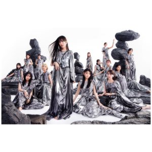 櫻坂46、13thシングル『Unhappy birthday構文』の新ビジュアルが解禁！ 初センター・村井優の力強い立ち姿に注目