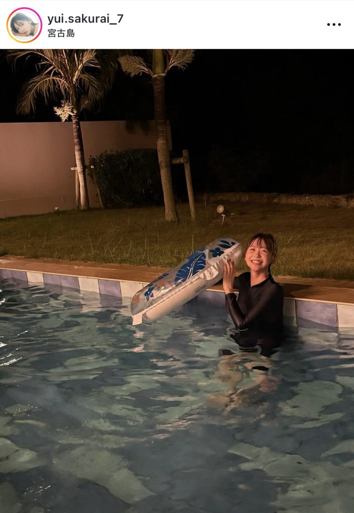 プールで満面の笑みを見せる