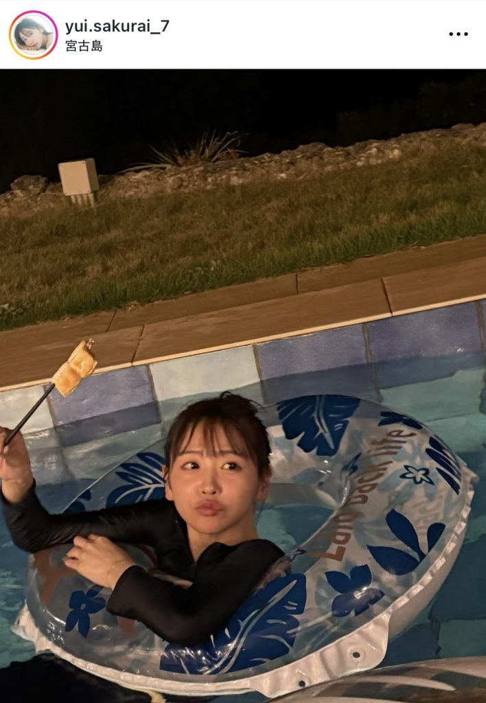 浮き輪を使いつつ、動画では泳ぎも披露している