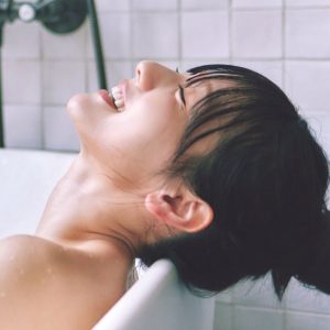 日向坂46河田陽菜、いつも通りの入浴スタイルでリラックス