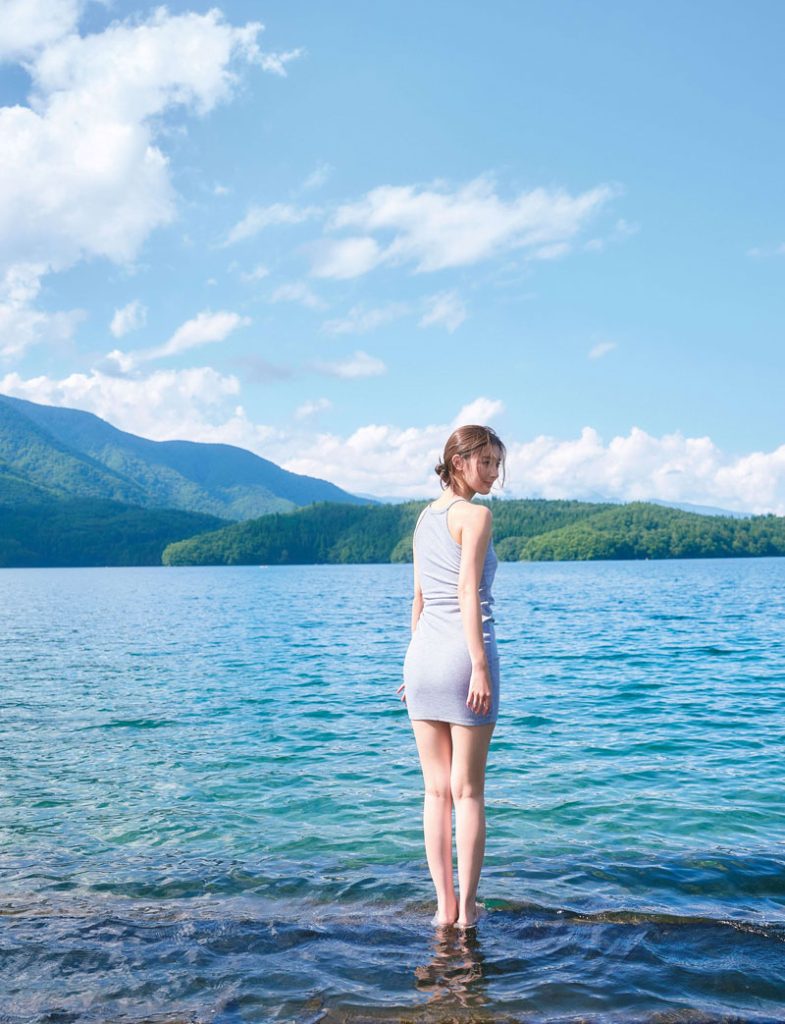 宮本茉由アニバーサリー写真集(タイトル未定/小学館)より