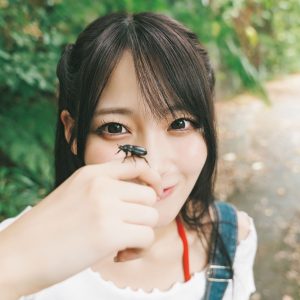 SKE48入内嶋涼1st写真集よりランジェリー姿の歯磨きショット＆カブトムシとの“2ショット”解禁