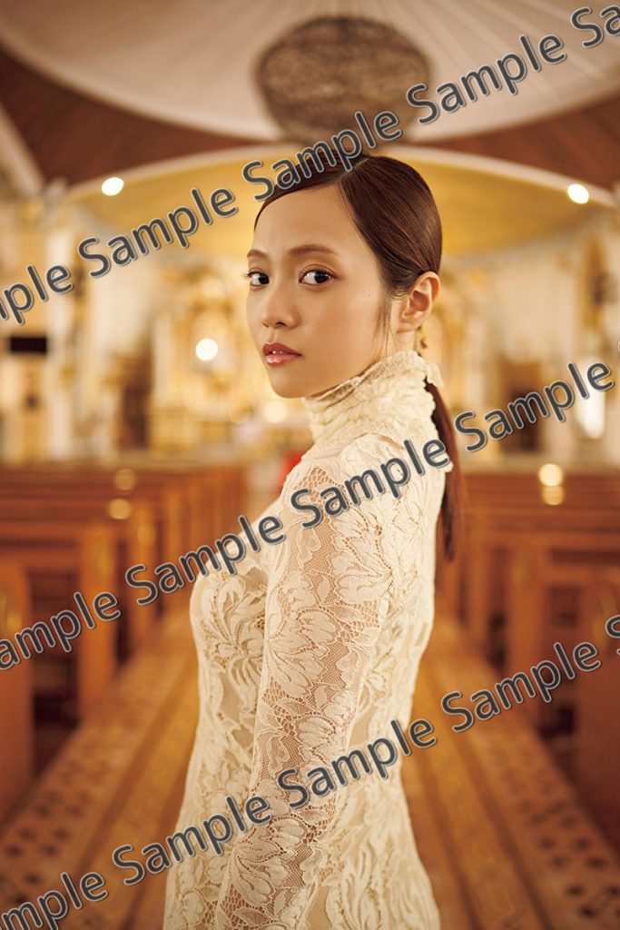 『宮田愛萌1st写真集』(幻冬舎)より豪華版(ネット販売)特典限定A5サイズビジュアルカード