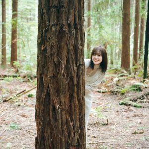 櫻坂46松田里奈、まるで森の妖精さん…木の陰からひょっこり新カット公開