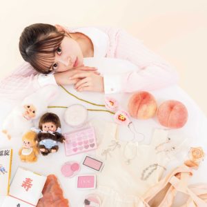 AKB48伊藤百花1stフォトブックより、まさに“お気に入りだらけ”の新カット公開「もっと私のことを知っていただけたらうれしい」