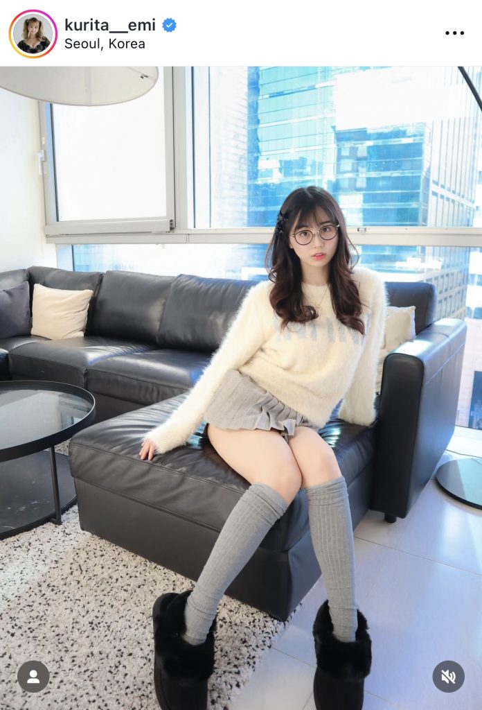 “SNSのフェチ天使”くりえみがミニスカート×ハイソックスのかわいらしいカットを公開