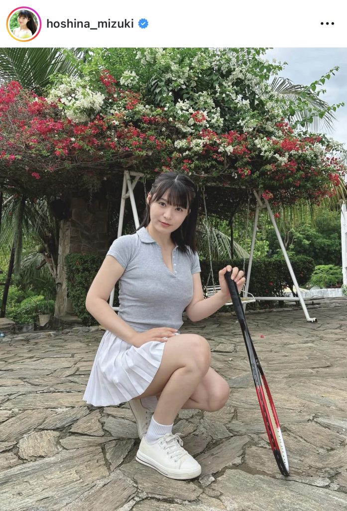 かわいらしいテニスウェア姿を公開