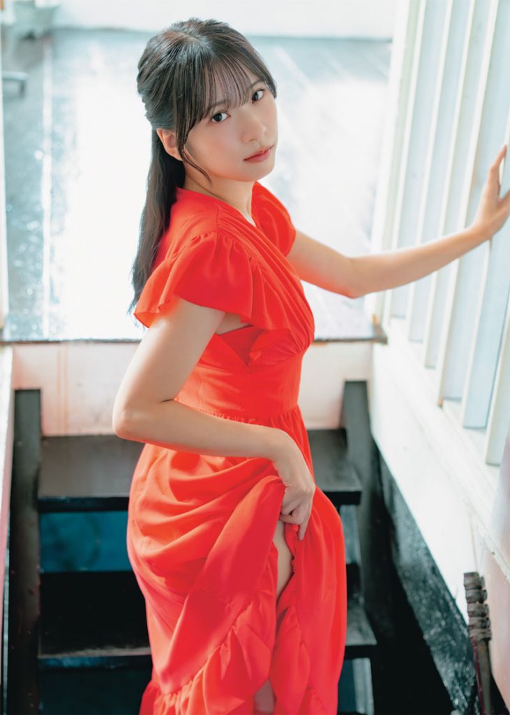 グラビアアイドル紅羽りおカレンダー「紅羽りお2026カレンダー」より