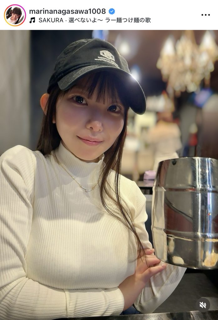 大きなジョッキを手にご機嫌な1枚