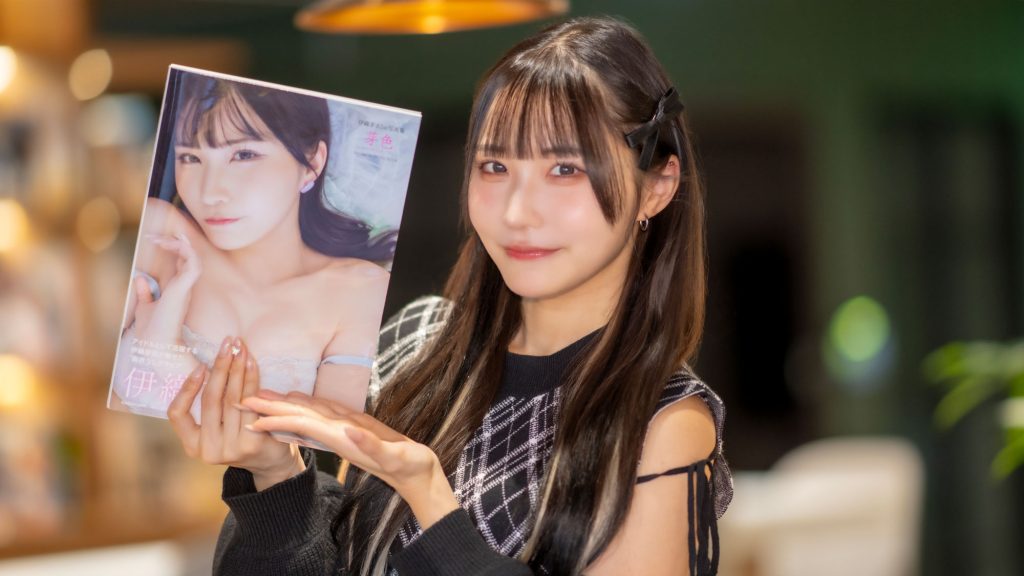 1st写真集『芽色-めいろ-』を発売する伊織芽衣