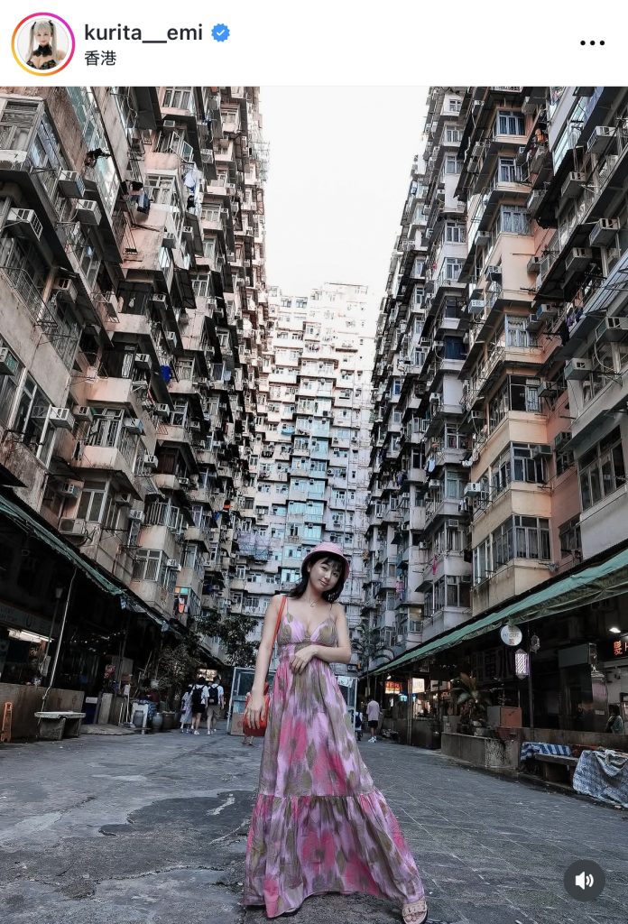 香港で圧巻の景観をバックにパシャリ