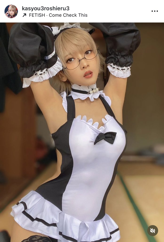 メガネを掛けた色っぽ過ぎるメイド姿