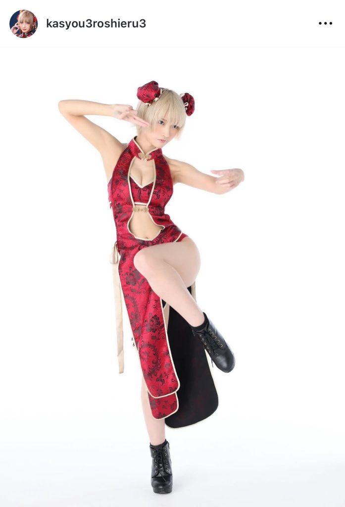 チャイナ服を着て格好良くポーズを決める