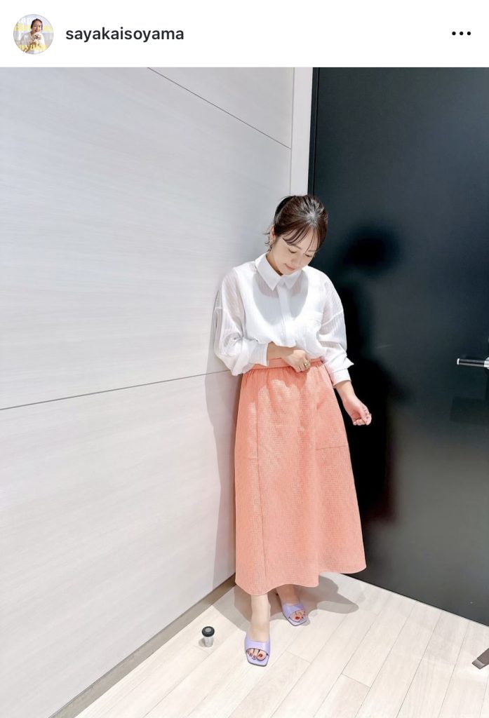 シンプルなブラウス＋ロングスカートが似合う1枚