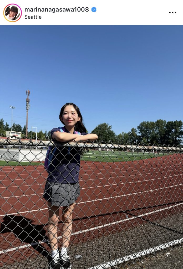 リュックにミニスカートのキュートな姿