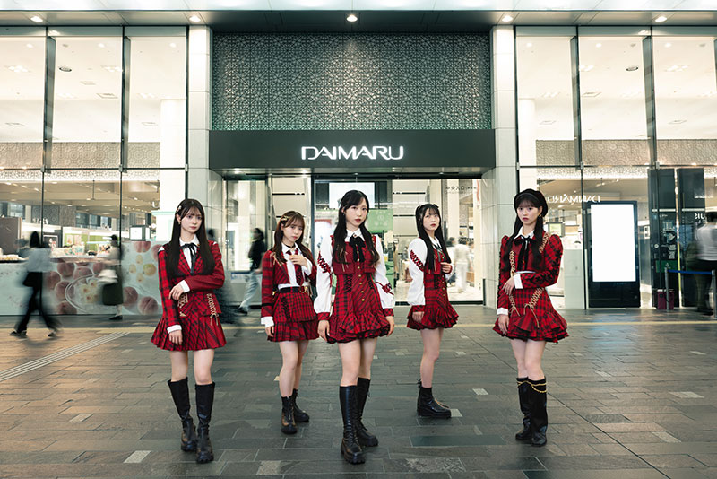 『AKB48 大衣装展 -時代を彩った装跡-』キービジュアル/左から伊藤百花、倉野尾成美、小栗有以、佐藤綺星、八木愛月