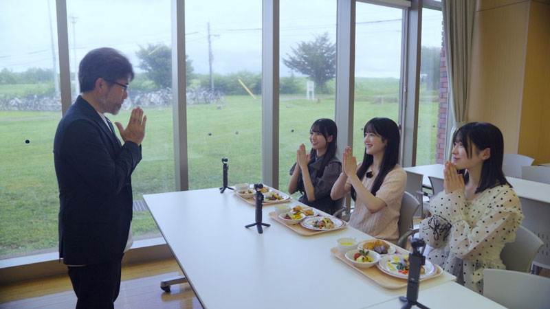 校長先生の案内で学食へとやって来た3人