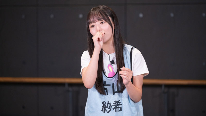 日向坂46五期生楽曲『ジャーマンアイリス』を披露する片山紗希