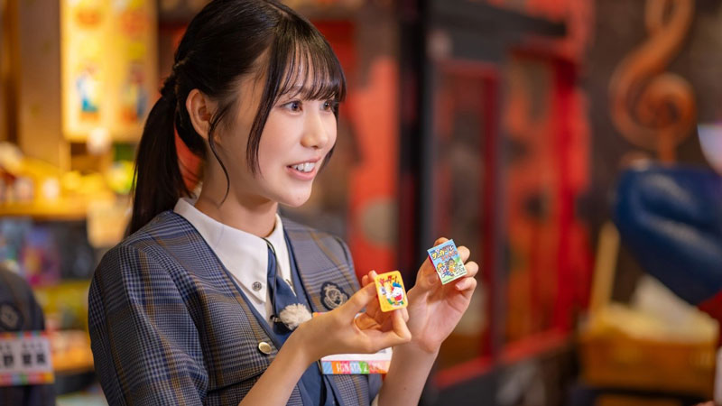 駄菓子屋さんでは童心に帰った4人が目を輝かせる