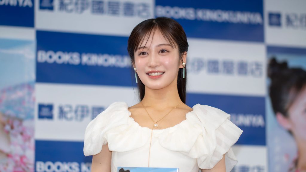 NMB48川上千尋ファースト写真集『永遠未遂』(徳間書店)発売記念取材会より