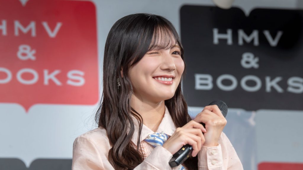 2nd写真集『テイクオフ』(竹書房)発売記念取材会に出席した日向坂46・河田陽菜がウインクを実演して見せる