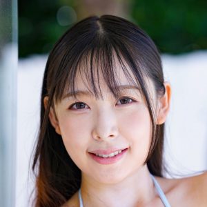 清楚で真面目な雰囲気も…破壊力抜群のスタイルを引っ提げてグラビアDVDデビュー