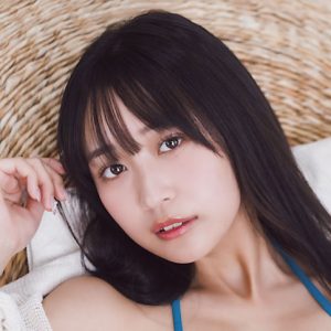 “次世代スーパーヒロイン”溝端葵『週チャン』初登場「笑っていたり、スンとしていたり、プールに落ちそうになったり」