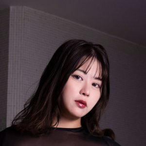 “令和のぽっちゃりグラドル”星乃うめ、無敵の横綱ボディーと大人の色気で誘惑